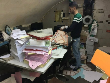 بالصور..الاحتلال يقتحم مقرين لمطبعة ويستولي على محتوياتها في طولكرم