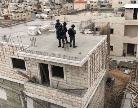 الاحتلال يهدم بناية في العيسوية