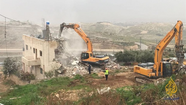 جرافات الاحتلال تهدم مبنى سكنيا في القدس (صور)