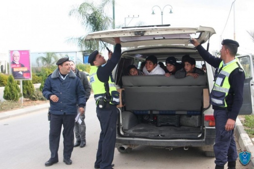 الشرطة تضبط مركبة بحمولة زائدة واخرى غير قانوية لنقل رياض الاطفال في جنين