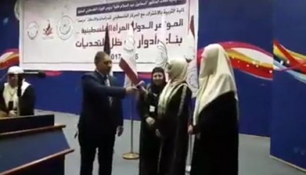 (شاهد) فتاة رومانية تشهر إسلامها في جامعة فلسطينية