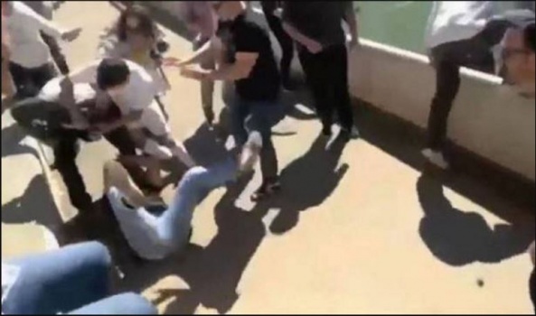 بالفيديو: الأبناء يلعبون الكرة والآباء يتشاجرون!