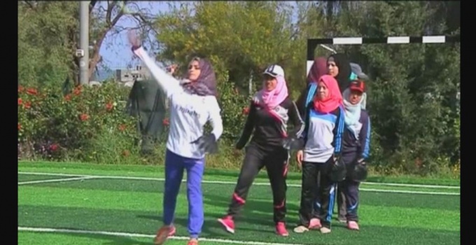 بالفيديو: من ساحات فلسطين المحاصرة.. غزيات يلعبن البيسبول لأول مرة