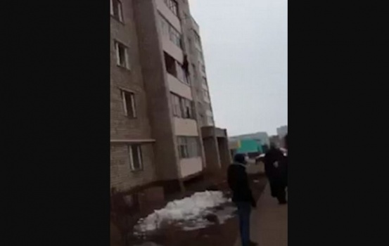 فيديو صادم لشبان يضحكون على امرأة تصارع الموت