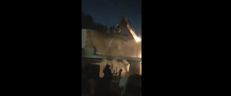 بالفيديو: الاحتلال يهدم منزلين في العيسوية فجرا ً