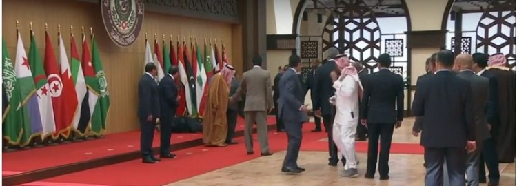 فيديو.. الرئيس اللبناني ميشيل عون يتعثر ويسقط منكبا على وجهه في القمة العربية