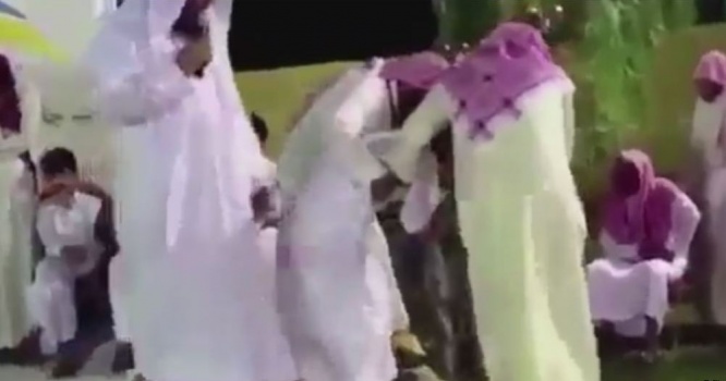 فتح تحقيق حول استغلال دعاة بالسعودية للأطفال بسبب هذا الفيديو لطفل يتوب امام الناس