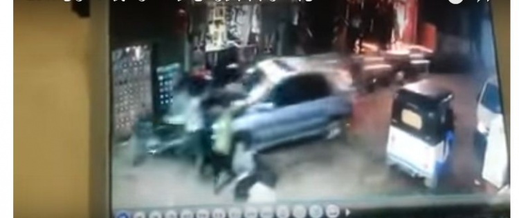 فيديو مرعب.. سيارة تدهس مصريين في شارع ضيق