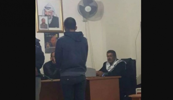 صورة - الهيئة التنظيمية في مخيم قلنديا تصدر حكما بالجلد على شاب