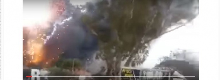 فيديو- انفجار مخزن العاب نارية ومصرع شخصين في منطقة شارون