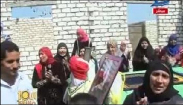 بالفيديو : "رؤيا" جماعية غريبة جعلت سكان قرية يخرجون ميت من قبره بعد 73 يوماً على وفاته !