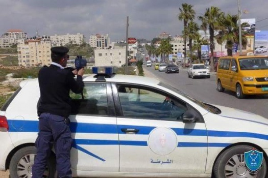 مواطن يسلم مركبته غير القانونية للشرطة في رام الله