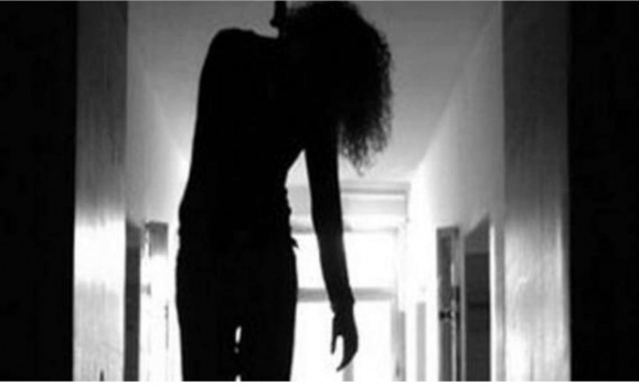 وجدت طفلها مشنوق بحبل الارجوحه فشنقت نفسها .. تفاصيل