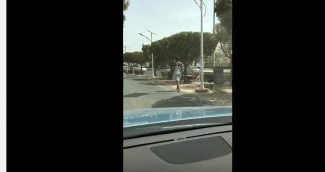 بالفيديو| خادمة إثيوبية تمشي شبه عارية في أحد شوارع الكويت!