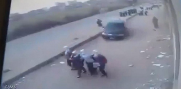 فيديو مرعب وكارثي.. سيارة طائشة تدهس فتيات مصريات