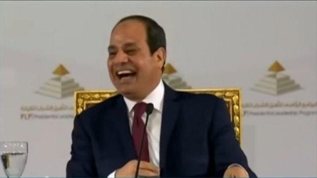 فيديو - السيسي: "مين اللي كاتب السؤال ده؟"