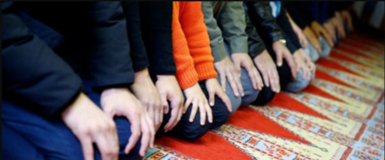 مدرسة ألمانية تمنع طلابها المسلمين من الصلاة علناً بسبب طريقتهم "الاستفزازية"!
