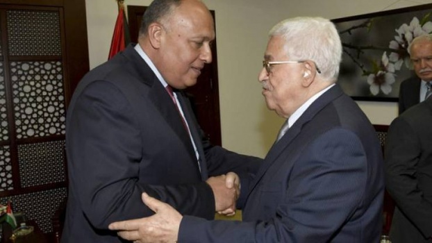 الرئيس عباس يستقبل وزير الخارجية المصري في مقر اقامته بالقاهرة