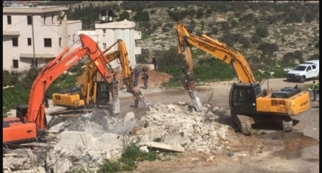 بالفيديو : الجرافات الإسرائيلية تهدم 3 منازل في كفر قاسم