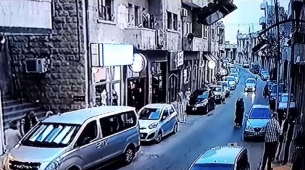 فيديو| فتاة تخرج من نافذة سيارة لتعتدي على أخرى في الأردن!