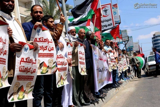 بالصور : المئات يشاركون في سلسلة بشرية دعما للأسرى المضربين
