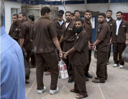 الصليب الأحمر يرفع حالة التأهب مع إضراب الأسرى