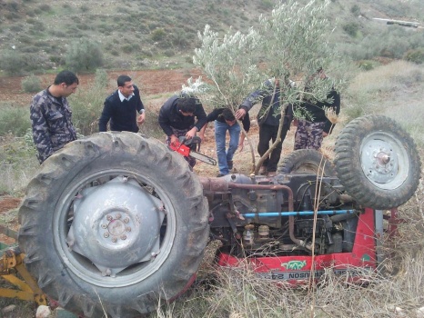 إصابة مسن بجروح خطيرة بحادث انقلاب جرار زراعي جنوب جنين