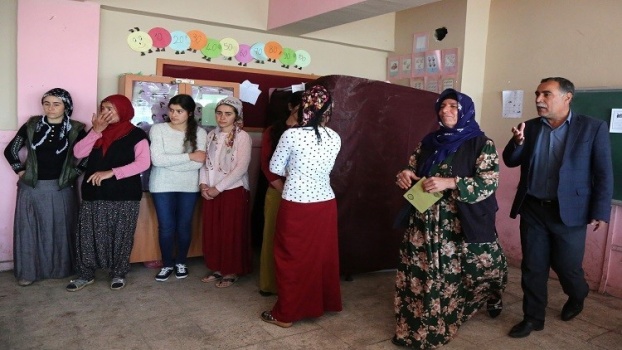 مقتل شخصين وإصابة آخر في شجار قرب مركز اقتراع في مدينة ديار بكر التركية