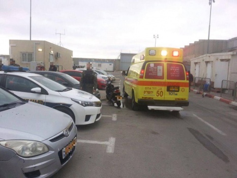 الاحتلال يعتقل مواطنة على حاجز قلنديا بحجة طعن مُجنّدة