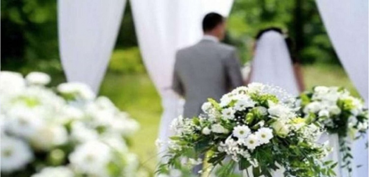 بالفيديو- عريس ساحر يطير بعروسه وسط ذهول الحضور.. كيف انتهى الأمر؟
