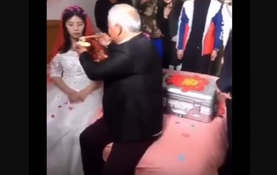 ليلة زفاف شابة من عجوز تتحول من حزن لفرح!