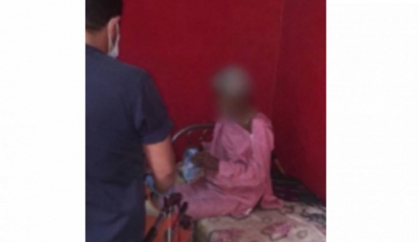 أولاد 'مسن جدة' الذين قيّدوه بالسلاسل يخرجون عن صمتهم وما قالوه لا يصّدق!