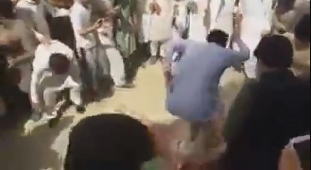 فيديو بشع لطلبة جامعة وهم يقتلون زميلهم ضرباً