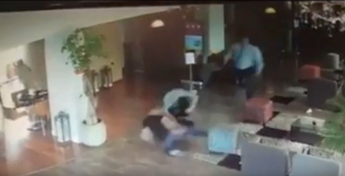 شاهد بالفيديو : لحظة تنفيذ شاب فلسطيني لعملية طعن وسط تل ابيب