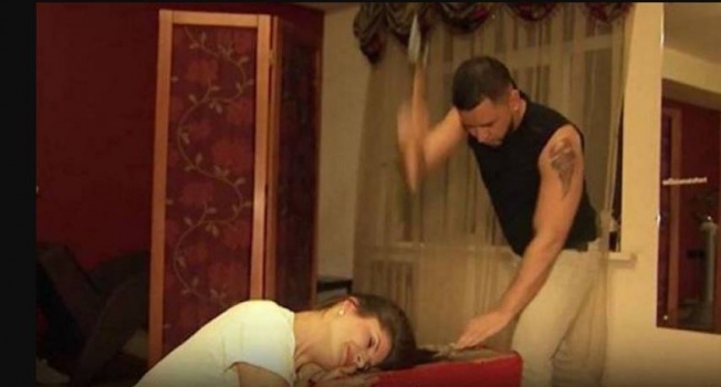شاهد مرعب : قصّ شعر زبونته بالفأس... والفيديو اجتاح الانترنت!