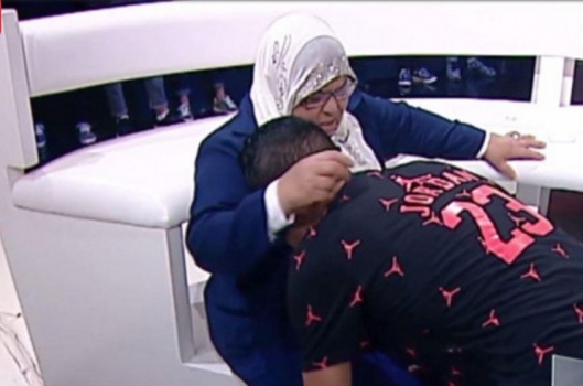 فيديو مؤثر.. حكاية ابن وأمه أبكت التونسيين على الهواء