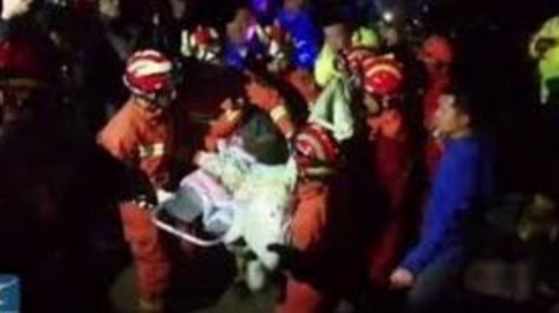فيديو: انتشال طفل دون العامين من بئر بعد 12 ساعة