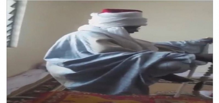 بالفيديو.. "مشعوذ" يطير ويرتفع داخل غرفة!