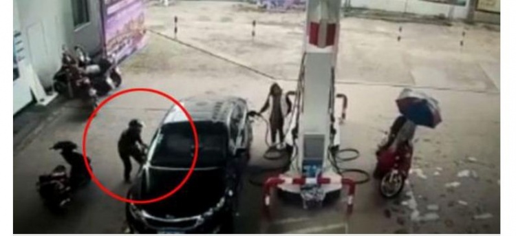 شاهد بالفيديو.. سارق يتلقى عقاباً فورياً على جريمته !