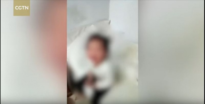 بالفيديو.. أب يضرب طفلته بشكل عنيف ليجبر أمها على العودة إليه !