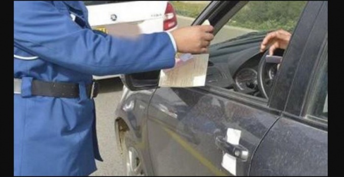 جزائرية تضرب شرطيا وتبصق عليه وتمزق قميصه والسبب..