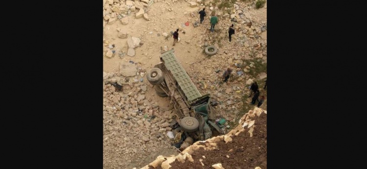 اصابة سائق شاحنة بعد انقلابها عن مرتفع جنوب جنين - صور