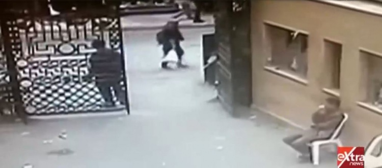 شاهد بالفيديو من عدة كاميرات مراقبة لحظة تفجير انتحاري نفسه قرب كنيسة الإسكندرية