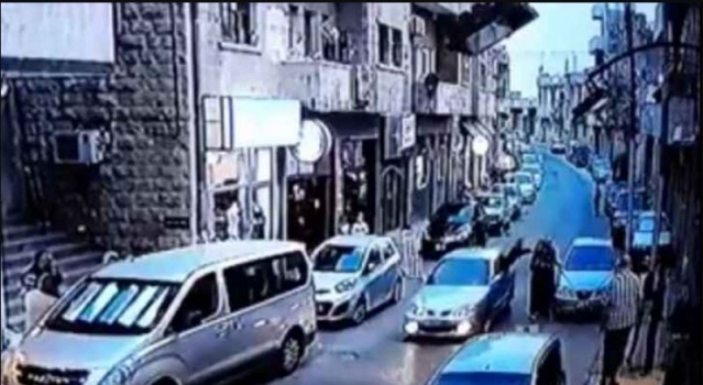 بالفيديو.. فتاة تخرج من نافذة مركبة وتعتدي على أخرى ثم تلوذ بالفرار !
