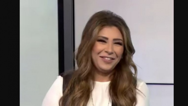 بالفيديو : طفل يضع مذيعة قناة العربية بموقف محرج