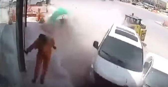 عندما يتجه الموت نحوك وينقذك منه متر واحد.. شاهد كيف نجا عامل من موت محقق في السعودية