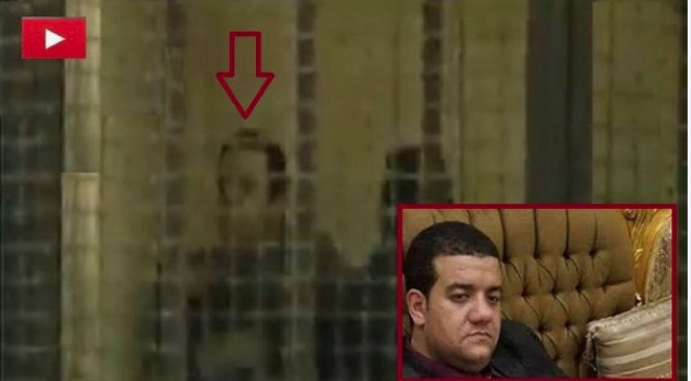 شاهد.. "قاضي الحشيش" يتلقى ركلات وصفعات موجعة