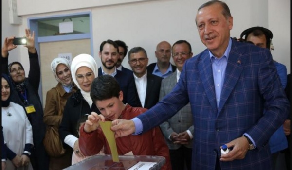 أبو مازن هنأ اردوغان- الاتراك يصوتون بـ"نعم" في الاستفتاء .. اليك تفاصيله