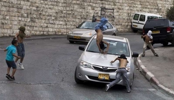 نجاة فلسطينيين من محاولة دهس من قبل مستوطن في الخليل