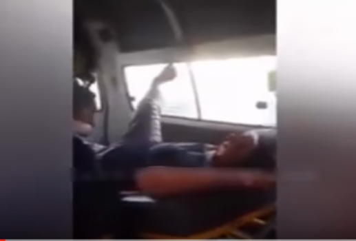 بالفيديو: سائق سيارة إسعاف ترك المريض بداخلها يصرخ ألماً وذهب لشراء فطائر!!